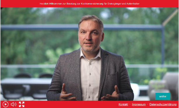 Mann in grauem Sakko (Tobias Tobisch) spricht in einem Video über Krankenversicherung Schweiz für Grenzgänger.
